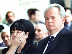 Miloševič s manželkou Mirjanou Markovičovou na pohřbu přítele v roce 2000.