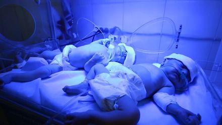 Lékař zachraňuje kojence. Skrývá je v podzemí před bombardováním