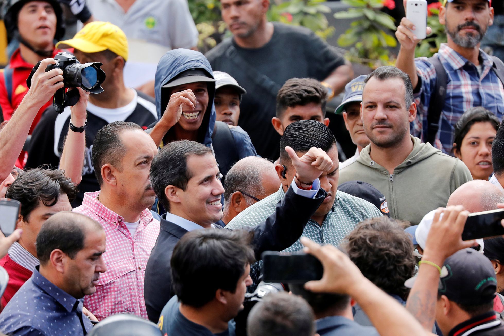 Prozatímní prezident Venezuely Juan Guaidó mezi svými příznivci.