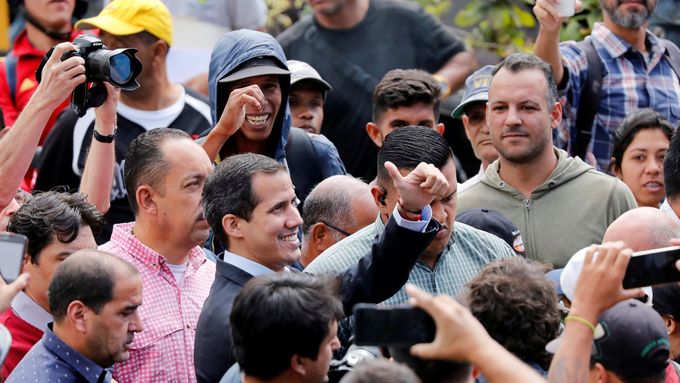 Prozatímní prezident Venezuely Juan Guaidó mezi svými příznivci.