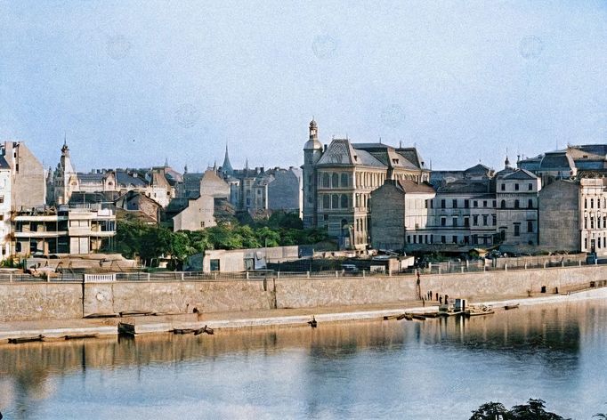 Pohled přes Vltavu na dnešní Dvořákovo nábřeží po vybourání zástavby. Rok 1909