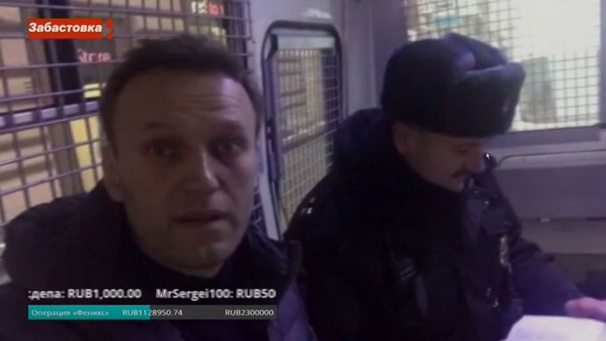 Záběry ze zadržení Alexeje Navalného. Ruští policisté ho zadrželi na demonstraci k bojkotu voleb