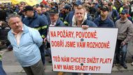 Vystoupení jednotlivých řečníků byla prokládána písněmi. Zazněla třeba "Za svou pravdou stát" od Spirituál kvintetu. Před začátkem pak do shromážděných dunělo například "Tak pojď, proč ne, všechno to rozbijem" z písně Porcelánový prasata od skupiny Kabát.