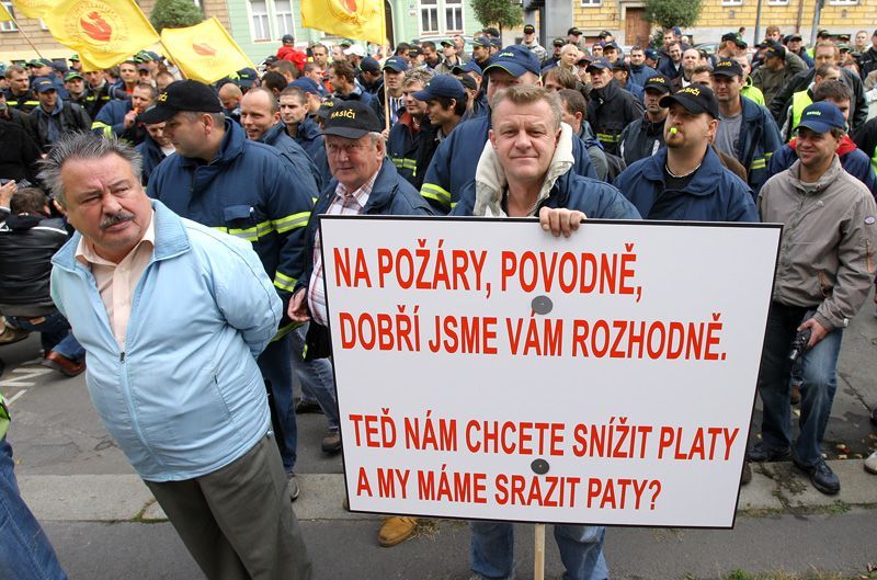 Demonstrace policistů a hasičů před ministerstvem vnitra