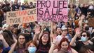 Demonstranti, kteří bránili svými těly účastníkům pochodu pro život  v cestě do centra Prahy.