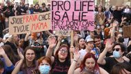 Demonstranti, kteří bránili svými těly účastníkům pochodu pro život  v cestě do centra Prahy.