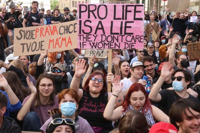 Demonstranti, kteří bránili svými těly účastníkům pochodu pro život  v cestě do centra Prahy.