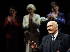 Otakar Brousek na jevišti Divadla na Vinohradech při oslavě pětaosmdesátých narozenin.