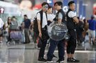 Letiště v Hongkongu opět funguje, protivládní demonstranti zde protestovali pět dní