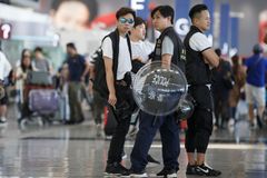 Letiště v Hongkongu opět funguje, protivládní demonstranti zde protestovali pět dní