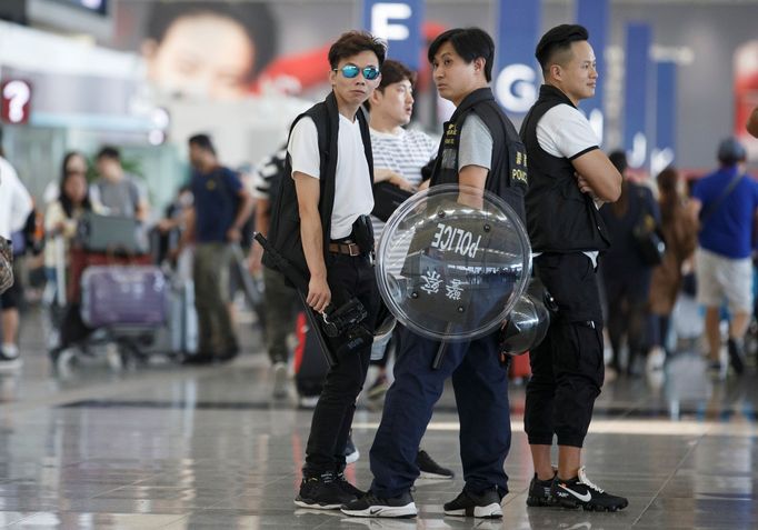 Policejní hlídka na letišti v Hongkongu.