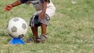 Chlapec si hraje s míčem během akce nazvané "Play Soccer" ("Hraj fotbal") na festivalu "Football for Hope" ("Fotbal pro naději") v Alexanderu.