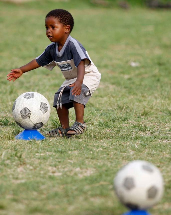 Chlapec si hraje s míčem během akce nazvané "Play Soccer" ("Hraj fotbal") na festivalu "Football for Hope" ("Fotbal pro naději") v Alexanderu.