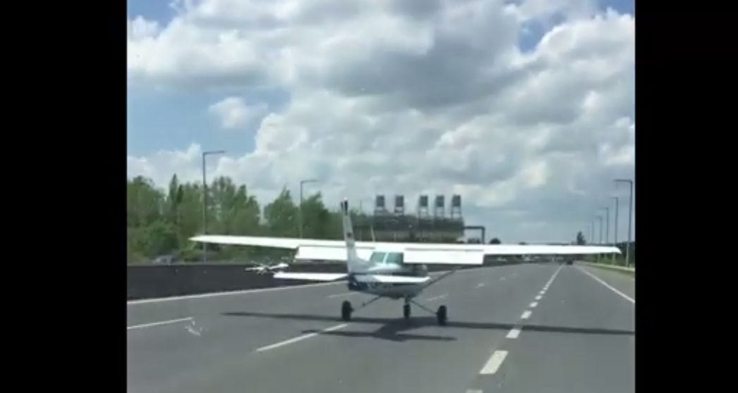 Letadlo přistálo na dálnici