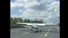 Letadlo přistálo na dálnici