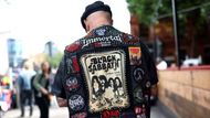 Muž v bundě s portrétem členů Black Sabbath vzdává hold legendární skupině a jejímu frontmanovi. I oděv se stává prostředkem, jak vyjádřit úctu k nezaměnitelné osobnosti Ozzyho Osbourna.