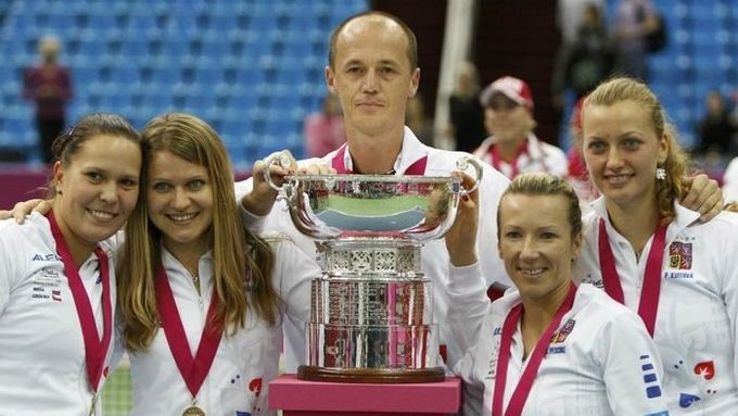 Kapitán českého fedcupového týmu Petr Pála a jeho svěřenkyně pózují s trofejí pro vítězky loňského ročníku.