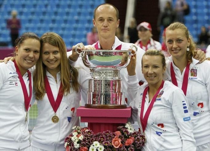 Kapitán českého fedcupového týmu Petr Pála a jeho svěřenkyně pózují s trofejí pro vítězky loňského ročníku.