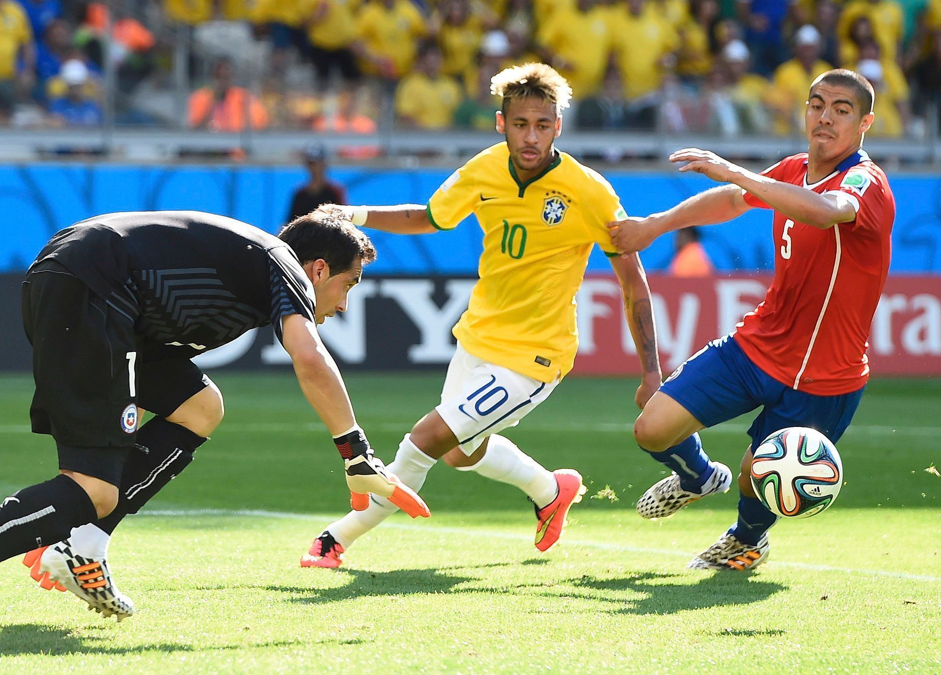 MS 2014, Brazílie-Chile: Neymar -  Claudio Bravo, Francisco Silva
