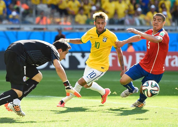 MS 2014, Brazílie-Chile: Neymar -  Claudio Bravo, Francisco Silva