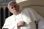 Oběti sexuálních útoků kněží žádají papeže o pomoc
