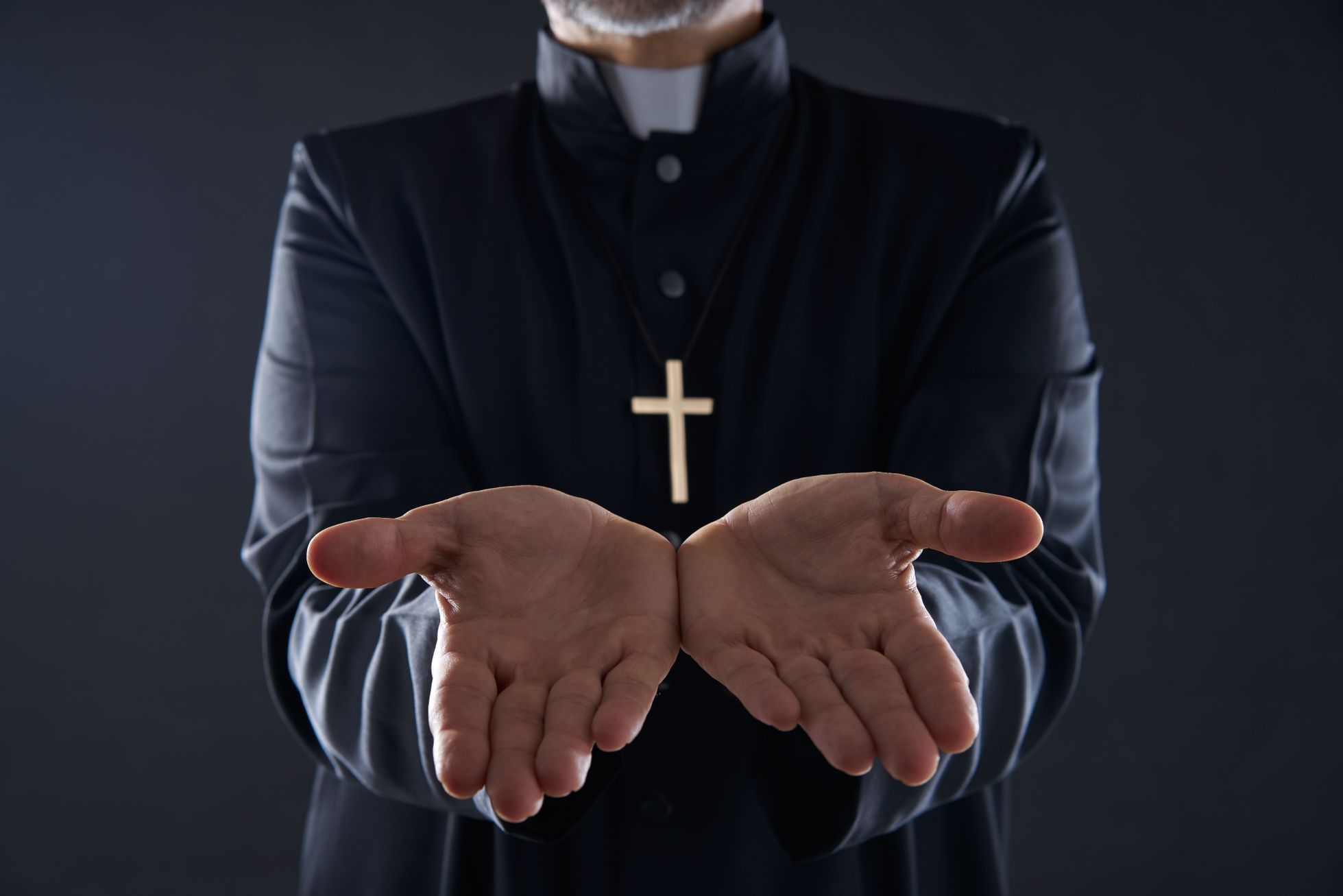 Kněz, církev, modlitba - ilustrační foto