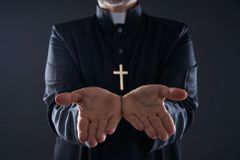 Kněz si v kostele užíval sex se dvěma dominami. Znesvěcený oltář církev radši spálila