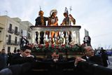 Bronzovou medailí ocenila porota snímek "Devotees". Zachycuje oslavy Velikonoc v západosicilském městě Trapani. Autorkou fotografie je Andrea Guarneri. Více se dočtete ZDE .