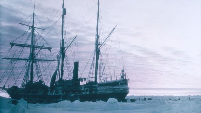 Fotografie lodi Endurance pořídil v roce 1915 člen posádky a fotograf Frank Hurley.