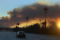 Kalifornie bojuje s požáry, stovky lidí byly evakuovány