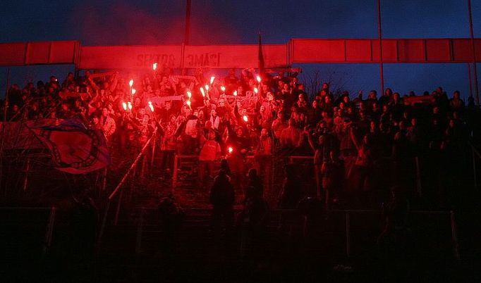 Se svíčkami a světlicemi si připomněli, jaké to bylo na stadionu v době jeho slávy, zatímco se pod mnohými drolil povrch zničené betonové tribuny.