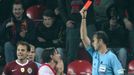 Derby Slavia - Sparta: Karol Kisel a rozhodčí Libor Kovařík (červená karta)