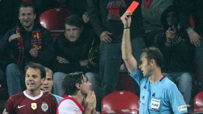 Karol Kisel inkasuje červenou kartu od sudího Libora Kovaříka. I tento moment Slavii při derby dohřál