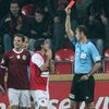 Derby Slavia - Sparta: Karol Kisel a rozhodčí Libor Kovařík (červená karta)