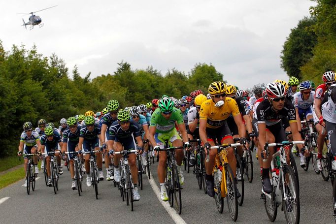 Slovenský cyklista Peter Sagan (třetí zprava) ze stáje Liquigas-Cannondale si dojel pro vítězství v Boulogne-sur-Mer během 99. Tour de France.