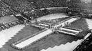 Smuteční ceremoniál u příležitosti pohřbu zavražděného starosty Chicaga Antonína Čermáka na místním sportovním stadiónu. Rok 1933