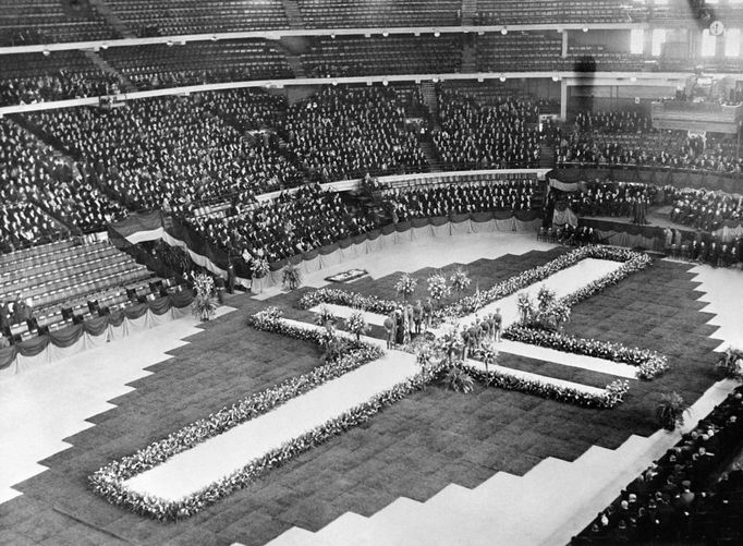 Smuteční ceremoniál u příležitosti pohřbu zavražděného starosty Chicaga Antonína Čermáka na místním sportovním stadiónu. Rok 1933