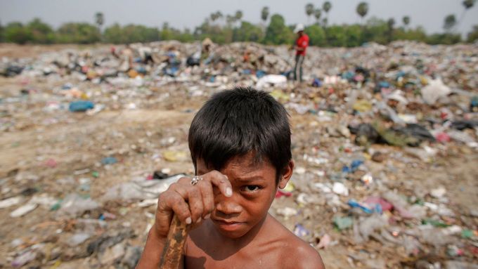 Děti pracující na skládce, Kambodža. Ilustrační foto.