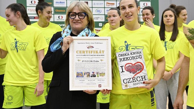 Basketbalistky USK Praha dostávají certifikát k rekordu