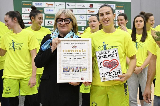 Basketbalistky USK Praha dostávají certifikát k rekordu