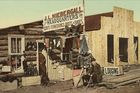 Byla to doba, kdy do Colorada mířily tisíce nových osadníků a zlatokopů - lákalo je to ke Cripple Creeku. Zde je zachycen krámek prodejce bot. (Místo není blíže upřesněno, 1898-1905).