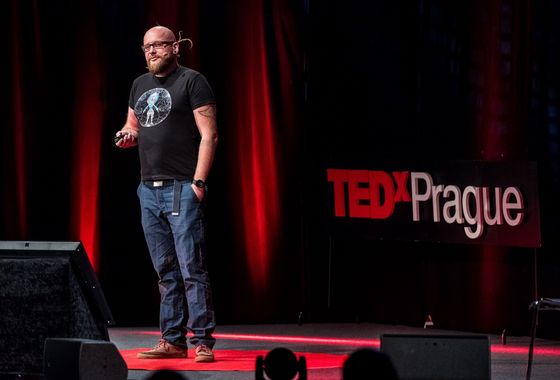 Filip Tylš na listopadové konferenci TEDxPrague 2017.