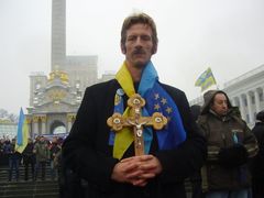 Jeden z těch, kteří na náměstí nezávivlosti demontrují proti vládě a za integraci do Evropské unie.