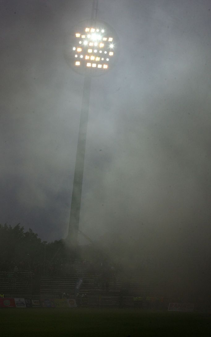 Fotbal, Gambrinus liga, Hradec Králové - Plzeň: světla v dýmu