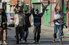 Libyjští rebelové se blíží k Tripolisu, boje pokračují