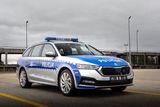 Zatímco většina států si policejní Škody zatím pořizuje se spalovacím motorem - výjimkou jsou sem tam Enyaqy -, v Polsku se rozhodli pro plug-in hybridní Octavie iV. V roce 2021 si jich varšavské policejní ředitelství pořídilo 32.