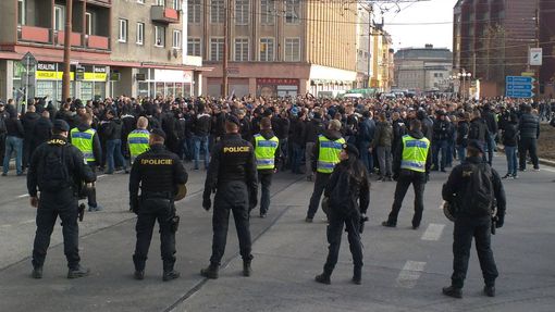 Pochod fans Baníku ulicemi Opavy za policejního doprovodu.