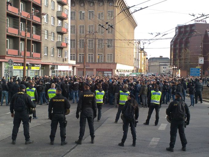 Pochod fans Baníku ulicemi Opavy za policejního doprovodu.