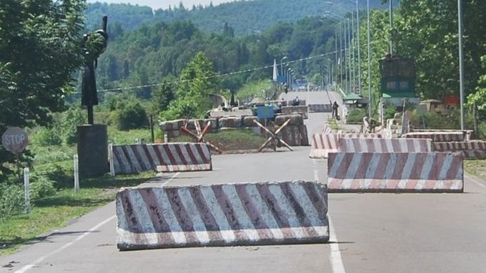 Stanoviště ruských "mírových sborů", které střeží hranici mezi Gruzií a de facto nezávislou republikou Abcházií. Ve středu před jedním z těchto stanovišť explodovala bomba, nikoho však nezranila.