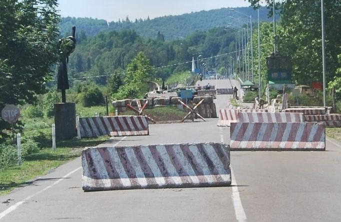 Stanoviště ruských "mírových sborů", které střeží hranici mezi Gruzií a de facto nezávislou republikou Abcházií. Ve středu před jedním z těchto stanovišť explodovala bomba, nikoho však nezranila.